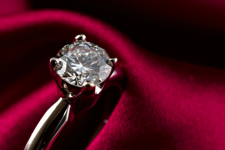 pierścionek zaręczynowy z brylantem 